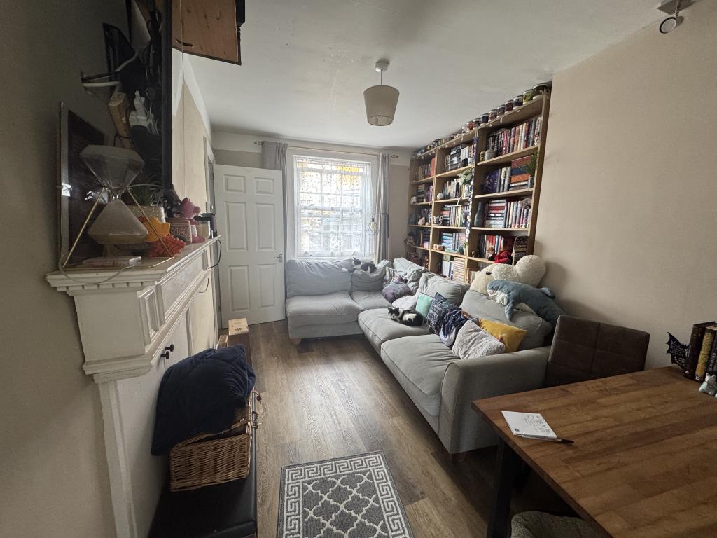 Lot: 43 - MID-TERRACE HOUSE FOR OCCUPATION OR INVESTMENT - Living room
